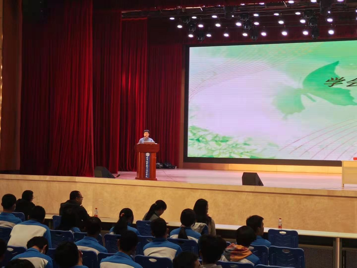 说明: E:\绩效考核日常资料\2021年3月\开学第一课暨全体学生大会\44fd61f59e0299f76d9f33bb11c5df9.jpg